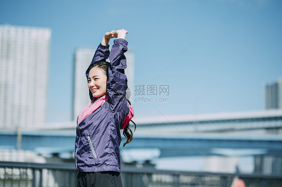 漂亮走路运动装运动的女图片