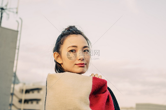 晚间30多岁笑容户外女子肖像图片