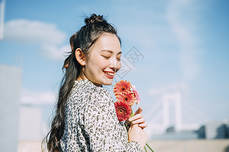 活力带来开花拿着花的妇女的画象图片