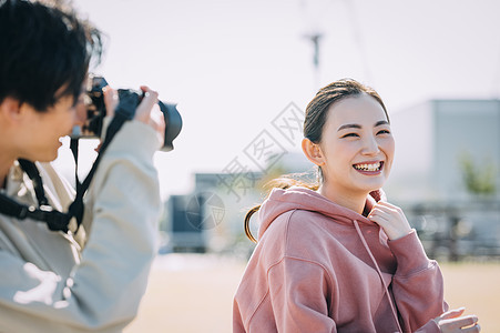 坐下女士清爽的男人和女人图片