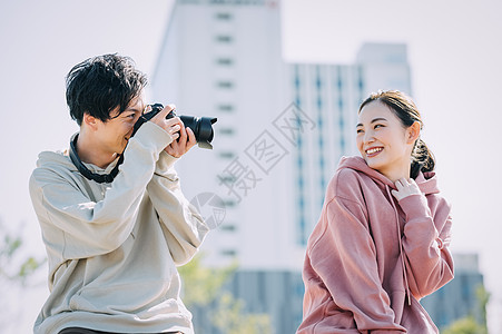 天台拍照的年轻女性图片