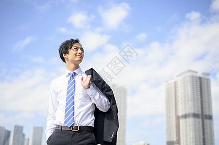 户外惬意休息的青年男女图片