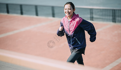 户外惬意休息的青年男女图片