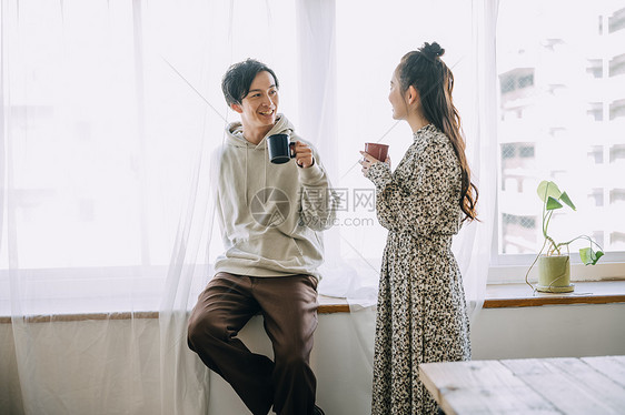 户外惬意休息的青年男女图片