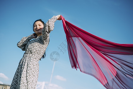 户外惬意休息的青年男女图片