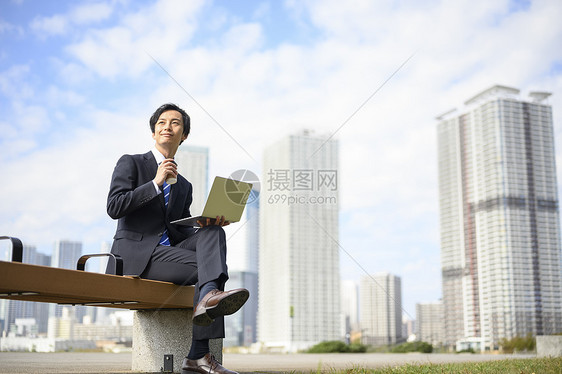 天台上拍照的年轻男人图片