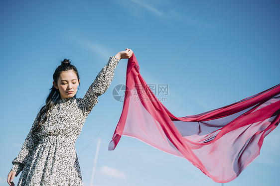 天台上拍照的年轻男女图片