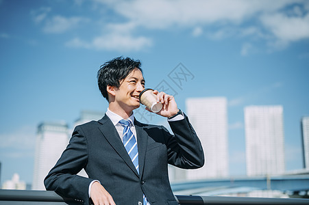 天台上拍照的年轻男女图片