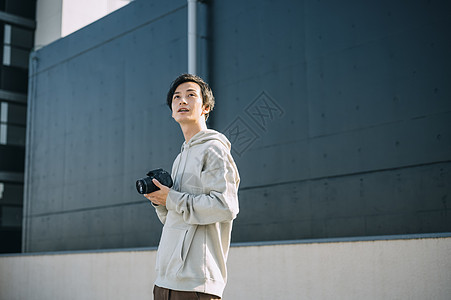 天台上拍照的年轻男女图片