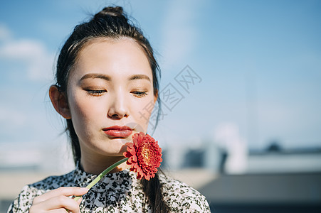 天台上拍照的年轻男女图片