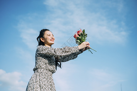 天台上拍照的年轻男女图片