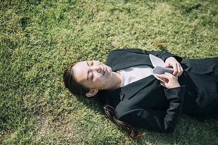 天台上拍照的年轻男女图片