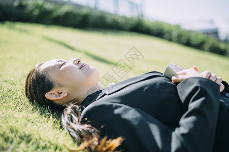 天台上拍照的年轻男女图片