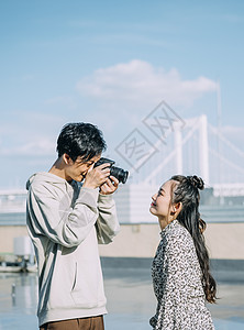 天台上拍照的年轻男女图片