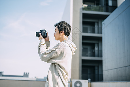 天台上拍照的年轻男女图片