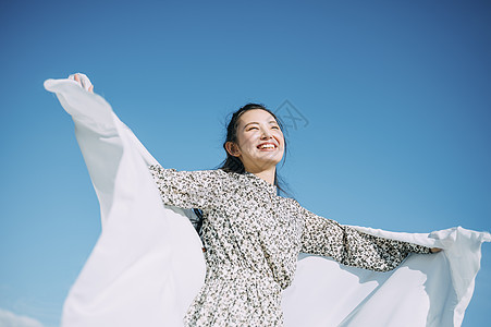 天台上拍照的年轻男女图片