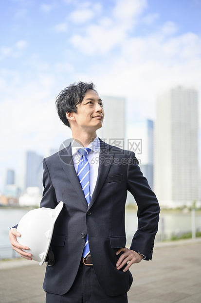 天台上拍照的年轻男女图片