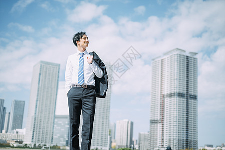 天台上拍照的年轻男女图片