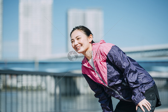 女性户外运动跑步图片