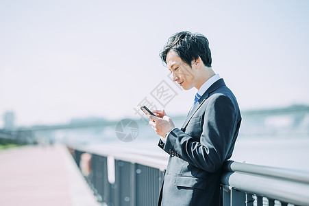 天台上拍照的年轻男女图片