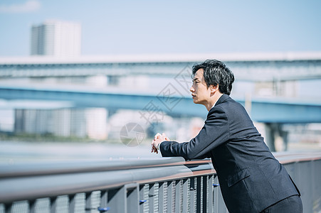 天台上拍照的年轻男女图片