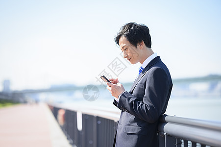 天台上拍照的年轻男女图片