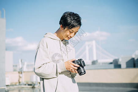 天台上拍照的年轻男女图片