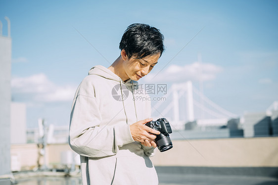 天台上拍照的年轻男女图片