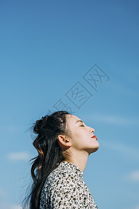 天台上拍照的年轻男女图片