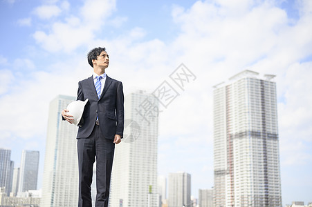 天台上拍照的年轻男女图片