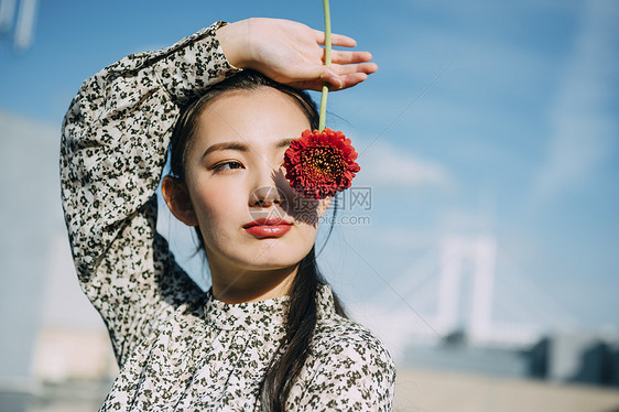 天台上拍照的年轻男女图片