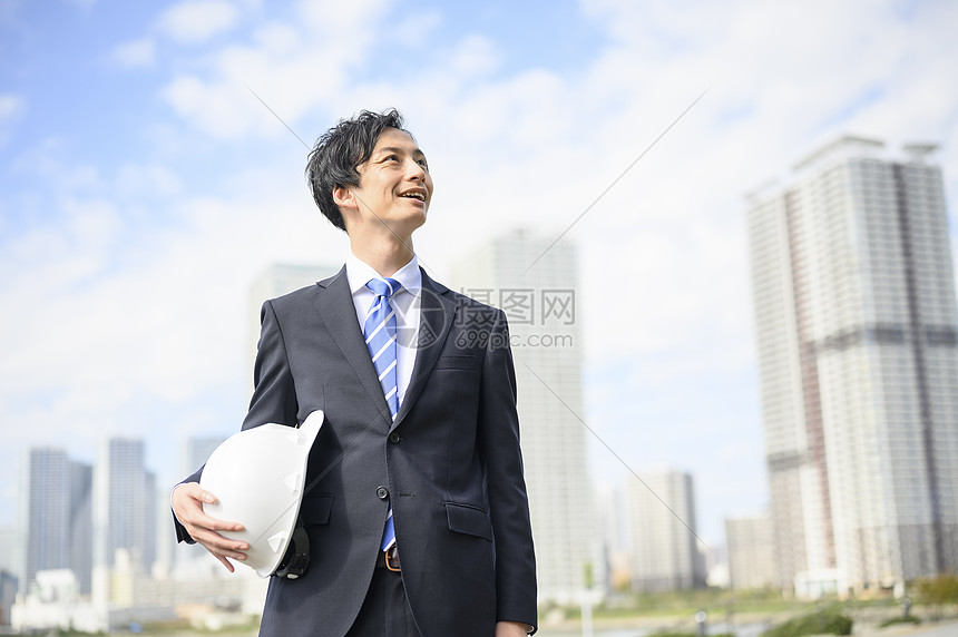 天台上拍照的年轻男女图片