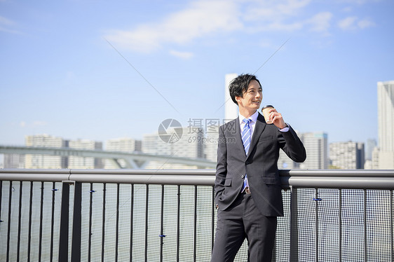 天台上拍照的年轻男女图片