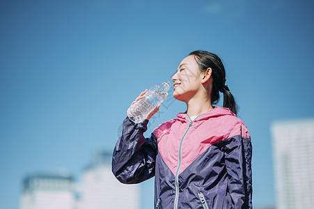 女性户外运动跑步图片