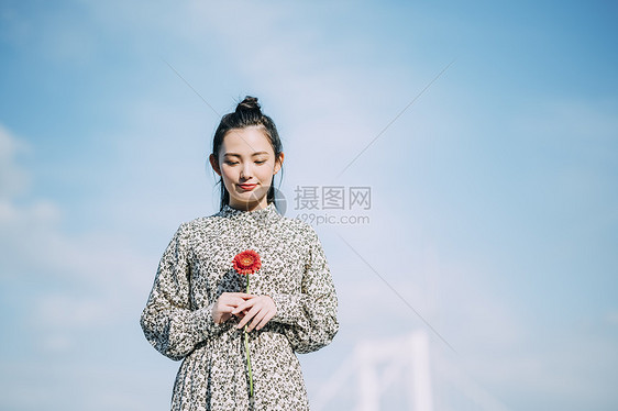 天台上拍照的年轻男女图片