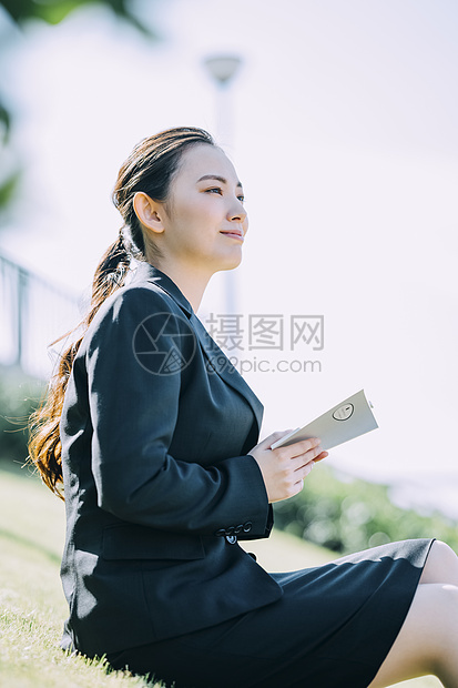 天台上拍照的年轻男女图片