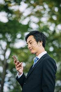 天台上拍照的年轻男女图片