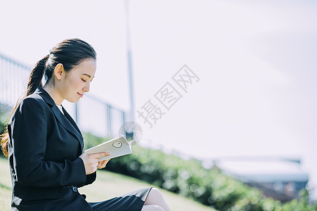 天台上拍照的年轻男女图片