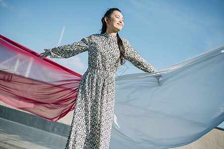 天台上拍照的年轻男女图片