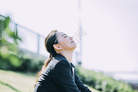 天台上拍照的年轻男女图片