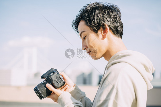 天台上拍照的年轻男女图片