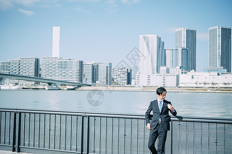 天台上拍照的年轻男女图片