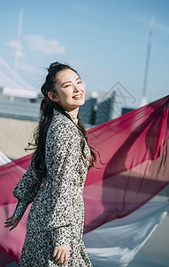 天台上拍照的年轻男女图片