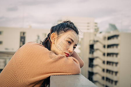 天台上拍照的年轻男女图片