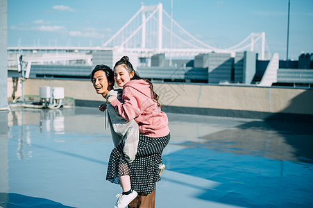 天台上拍照的年轻男女图片