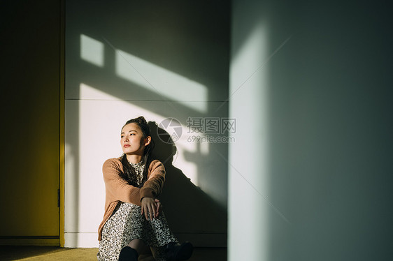 天台上拍照的年轻男女图片