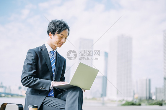 天台上拍照的年轻男女图片