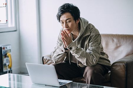 天台上拍照的年轻男女图片