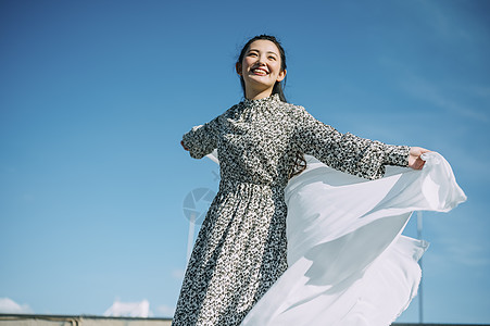 天台上拍照的年轻男女图片