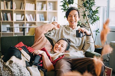 天台上拍照的年轻男女图片